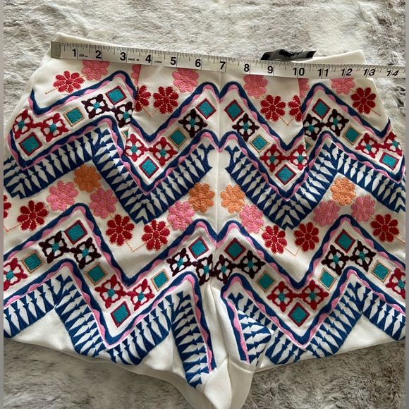 Lulu’s Rhythm Gonna Get You White embroidered shorts, summertime, size Small - Picture 4 of 10